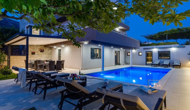 Villa Lucas with private, heated pool, whirlpool, sauna, sea view, 14 pax