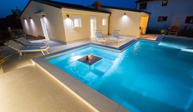 Villa Manuela near Medulin with private heated pool only 500 meters from beach