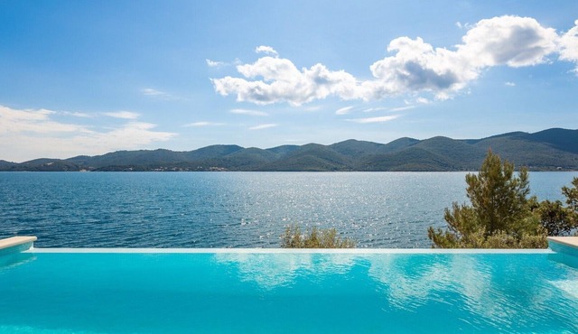 VILLA MARIS -heated pool,sauna,first row sea/beach, pets friendly in Orebic