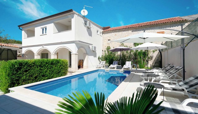 Villa Martin Enclosed Yard, Stone BBQ & Pavilion Village Centre