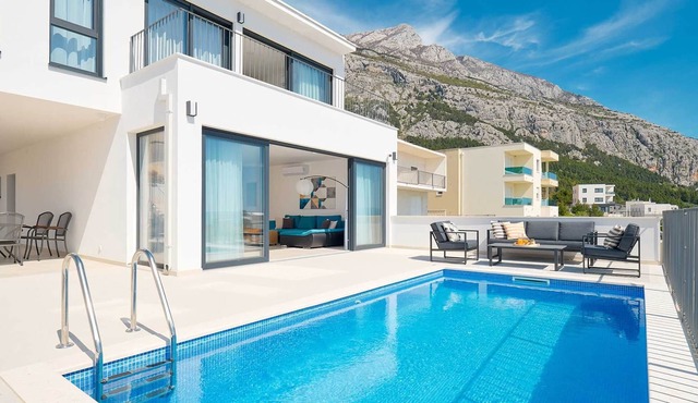 Villa Maxima with Heated Pool in Makarska