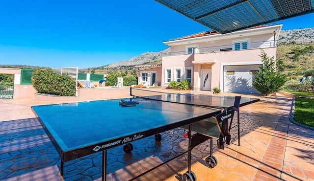 VILLA MILLA with private pool, jacuzzi, sauna, gym, max. 8 person in Srinjine