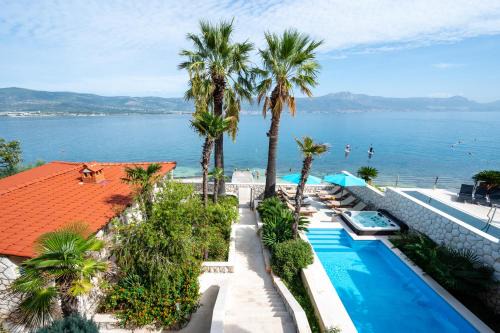 Villa Mirjana - exclusive beachfront 6 bedroom villa with pool in Trogir