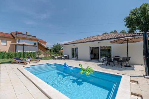 Villa Moni, family house near Labin with pool, sauna and jacuzzi in Nedeščina