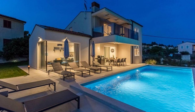Villa N, a modern holiday home with swimming pool near Visnjan with wonderful panoramic sea view.