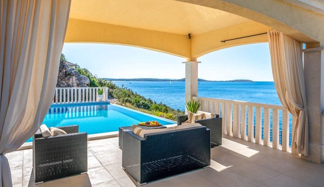 Villa Nada - Three Bedroom Villa, Sleeps 7