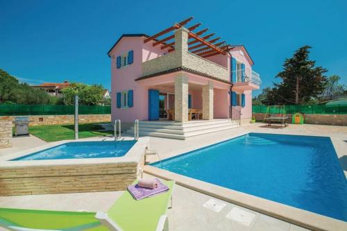 Villa Nikolas-Pool, Sea view, close to the beach in Fažana