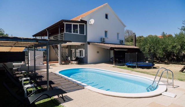 Villa Odzakovic - Four Bedroom Villa, Sleeps 8 in Nadin