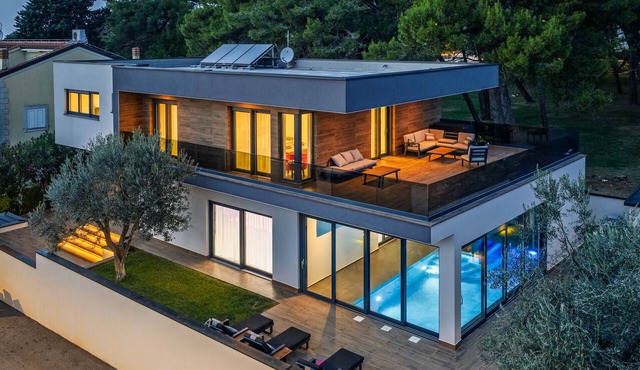 Villa Palatium III in Fažana for 8 people only 200 meters from the sea with sauna & indoor-outside heated pool