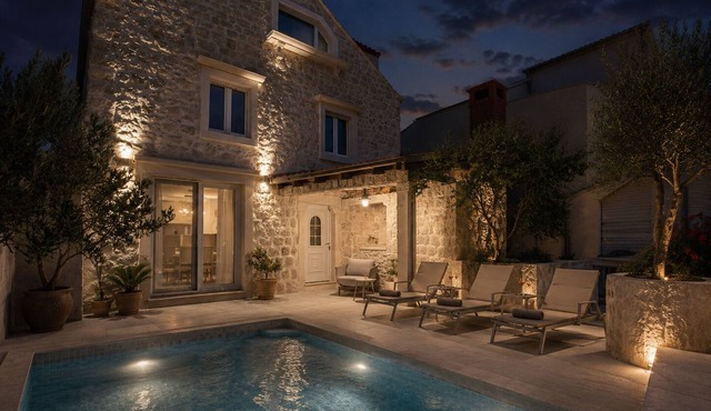 Villa Royal Stone-1min walk to the Beach