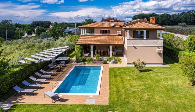 Villa Roza in Central Istria with whirlpool and playground for kids - pet friendly