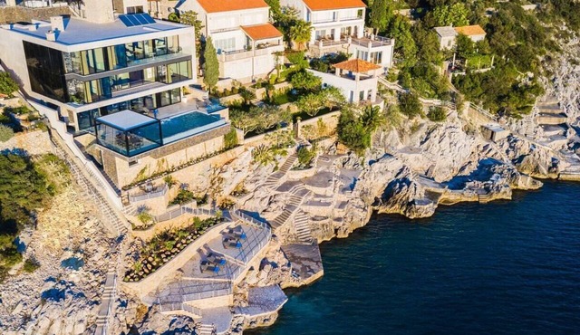 Villa Snjezana, Seafront with pool in Stikovica