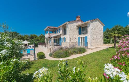 Villa Sterpazzi near Poreč with heated private pool, sea view, jacuzzi and sauna