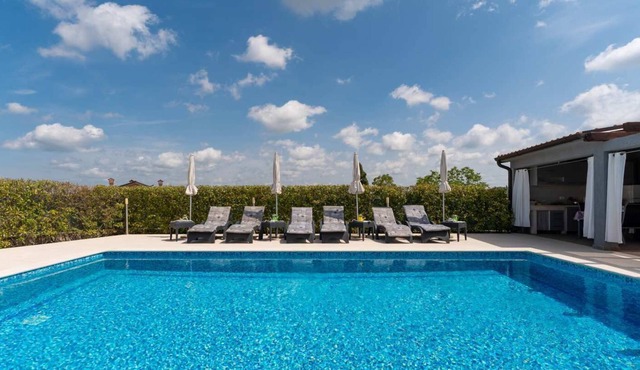 Villa Vittorio 7 km from the picturesque Rovinj with the beautiful old city