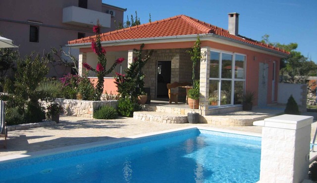 Villa with air conditioning, terrace and outdoor pool