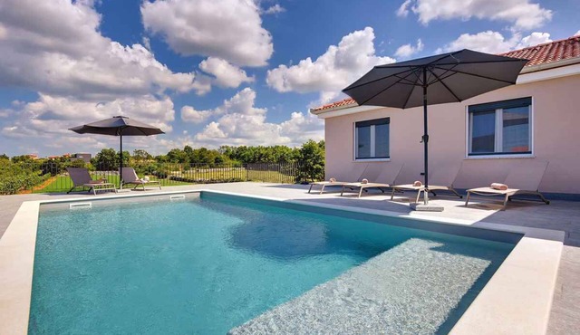 Villa with pool for 6 people