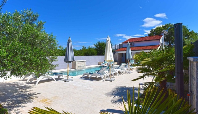 Villa with pool for 6 people in Pomer