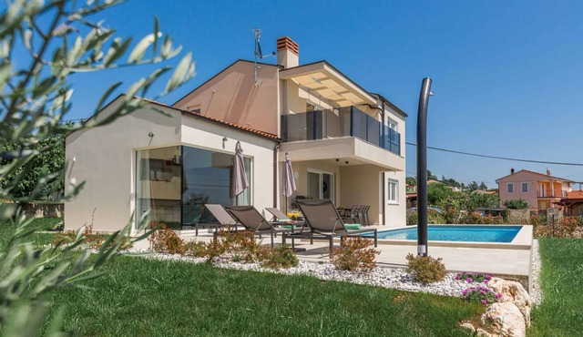 Villa with pool, sea view