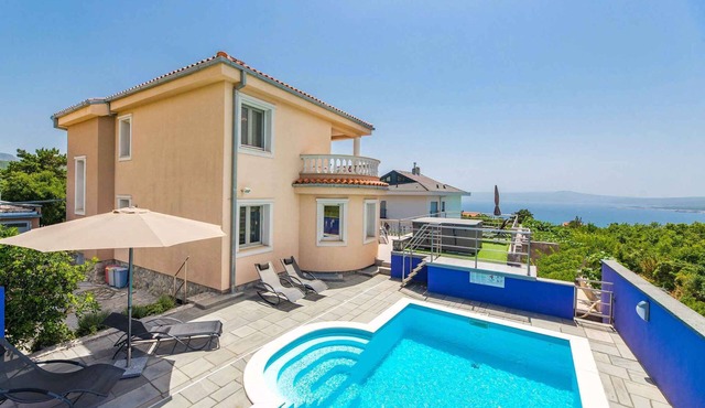 Villa with swimming pool and jacuzzi