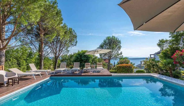 Villa with swimming pool and hot tub in Dramalj