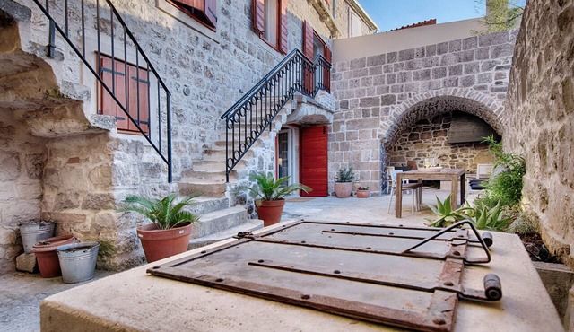 Villa Zdenka, Kut, Vis, 5BDR, BBQ, stone garden, 2min to the sea and restaurants in Vis