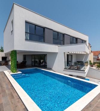 Villalux2022 mit Pool beheizt in Trogir
