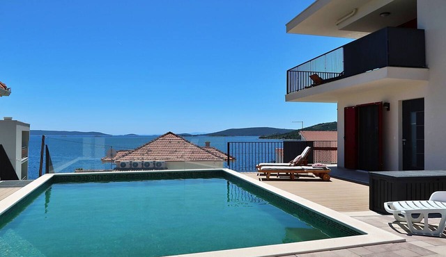 Viva-by the sea-panorama penthouse by Interhome