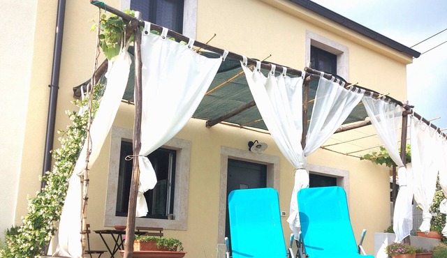 Well house,10 km from the sea, cozy house with a well in the living room in Škofije