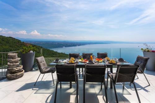 White Pearl Diamond Opatija, Luxury Villa, Meerblick, beheizter Pool