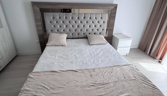 White Tower Retreat Balcony + Free Parking in Ploiești