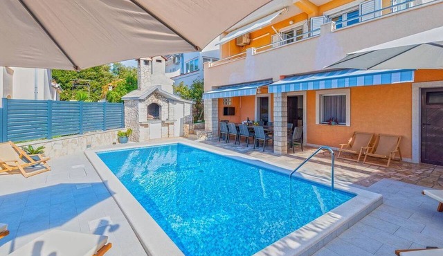 Whole house on 3 floors with heated swimming pool in complete only 70 m from sea