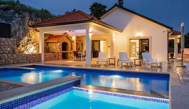 Wonderful private villa for 10 guests with A/C, internet, private pool, TV, terrace and pets all.