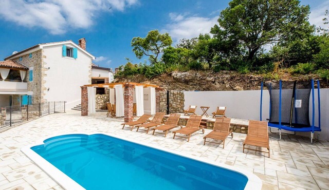 Wonderful private villa for 10 people with A/C, WIFI, private pool, TV and terrace in Senj