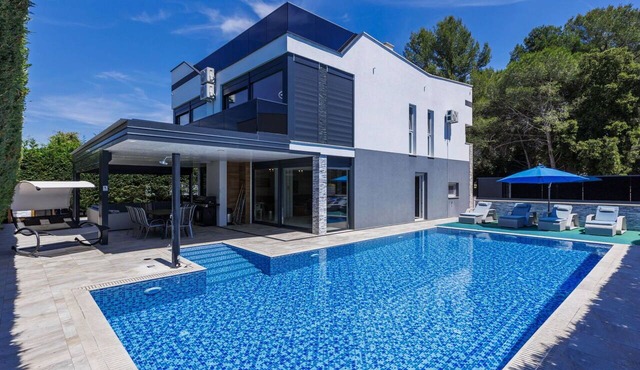 Wonderful private villa with A/C, WIFI, hot tub, private pool, TV, terrace and pets allowed