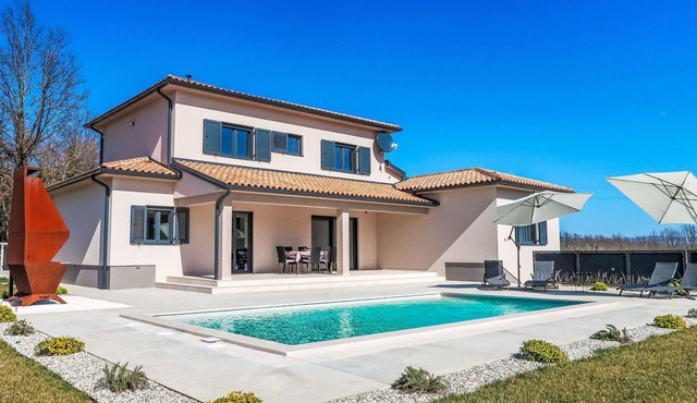 Wonderful private villa for 8 guests with private pool, A/C, WIFI, TV and terrace in Pazin