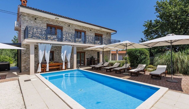 Wonderful private villa with A/C, private pool, WIFI, hot tub, TV, terrace and pets allowed