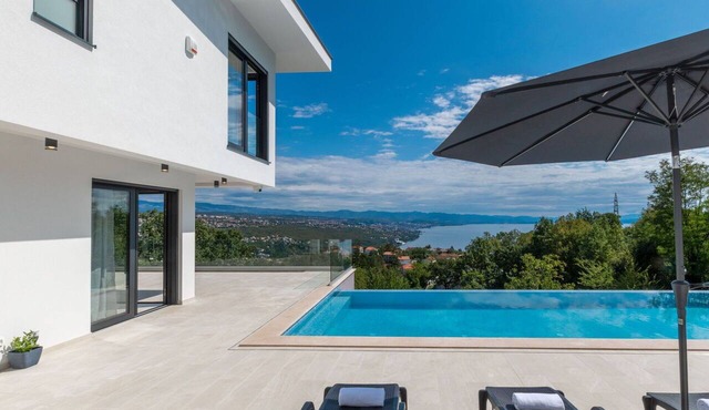 Wonderful private villa for 10 guests with hot tub, private pool, WIFI, A/C, TV and terrace