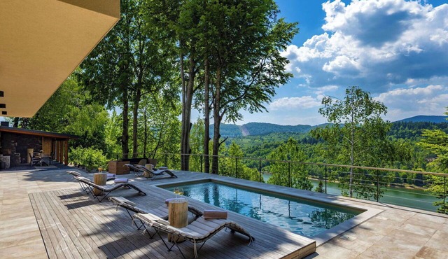 Wonderful private villa for 10 guests with hot tub, private pool, WIFI, TV, patio and pets allowed