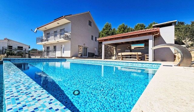 Wonderful private villa with WIFI, hot tub, A/C, private pool, TV, terrace and pets allowed