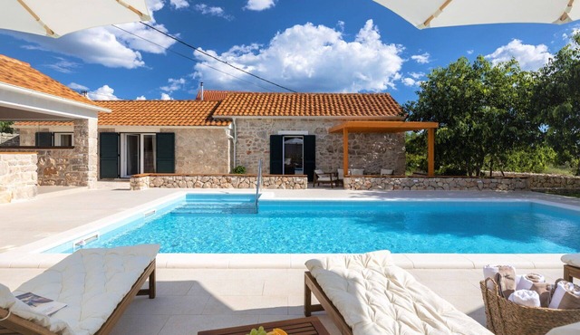 Wonderful private villa for 8 people with WIFI, private pool, A/C, TV and terrace in Vodice
