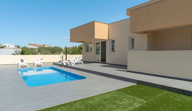 Wonderful private villa for 8 people with private pool, WIFI, A/C, TV and terrace