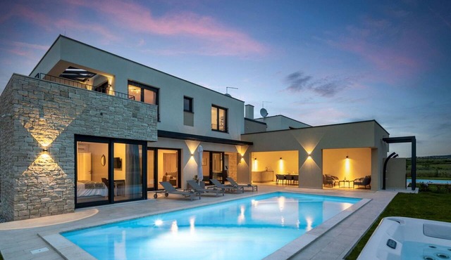 Wonderful private villa with hot tub, WIFI, A/C, private pool, TV, terrace and pets allowed in Umag