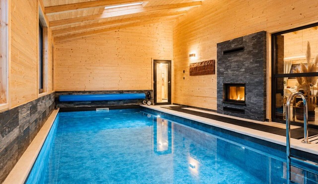 Wooden holiday home with a heated indoor saltwater pool near Vrbovec