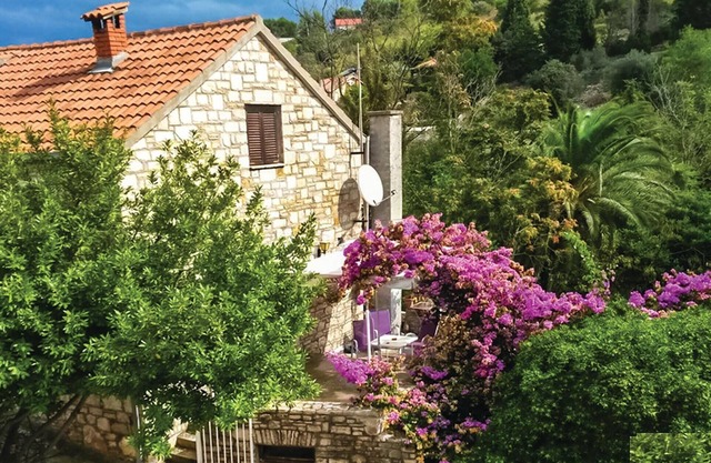2 bedroom lovely apartment in Stomorska