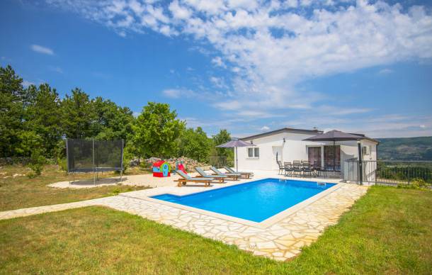 3 bedroom accommodation in Grubine