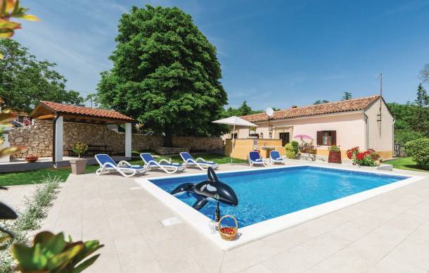 3 bedroom accommodation in Labin