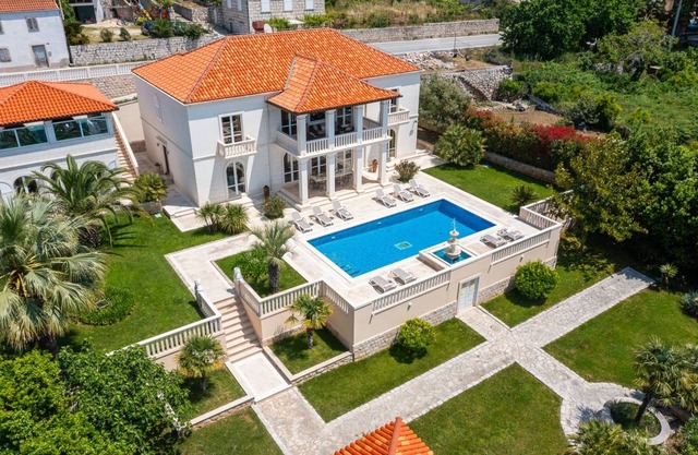 300 m² Villa ∙ 6 bedrooms ∙ 12 guests