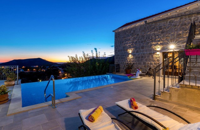 4 bedroom accommodation in Gromaca