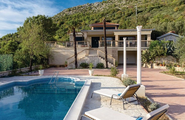 4 bedroom accommodation in Kremena