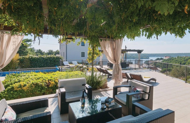 6 bedroom accommodation in Milna